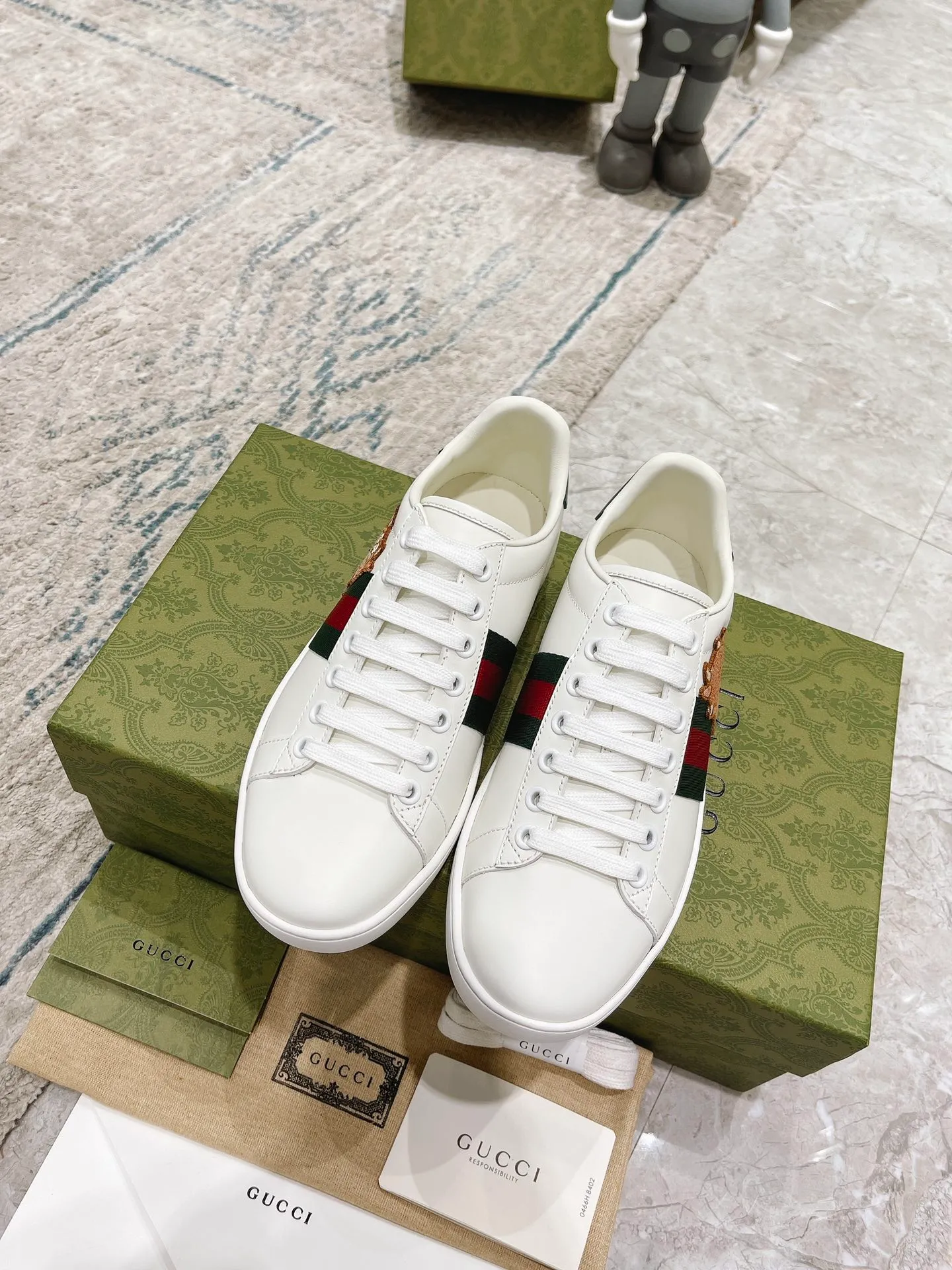 👟👟Ex-factory price 440👟👟 Women's shoe factory GUCCi's latest anti-counterfeiting line classic sports lace-up white shoes for couples ☝︎57 layouts of the whole series are shipped with high quality★ Color matching is being updated continuously... 🔥Look for our upgraded version quality, original mold opening ✔️Original last shape ✔ Everything is authentic from the inside out🥊 🍬Material: 🔸The upper is made of Italian cowhide imported from the original factory. The comfort and softness are higher than ordinary cowhide from domestic factories. ➕Full cowhide lining and foot pads. The lining adopts the same lasting method as the original. The midsole is also printed with double G and the insole is also original molded. 3D craftsmanship❗���Different from ordinary products in the market❗️➕The outsole adopts the original high-density one-to-one sole➕⚠️The snakeskin tail is consistent with the authentic color, and the real snakeskin is a small piece➕🗯The embroidered patches are also authentic. After disassembly, each color comparison is accurate before shipment‼ ️ Shoe size: Female 35-40 Male 39-44